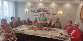 Представление своего блюда и традиционного костюма в процессе мероприятия «Сокровище родного языка»
