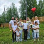 Поздравление семей на дому с вручением букетов ромашек.